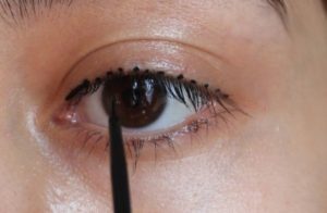 how-to-put-on-eyeliner-using-dots